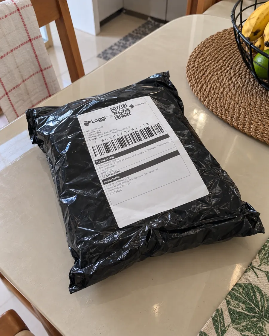 Envelope lacrado com etiqueta de envio