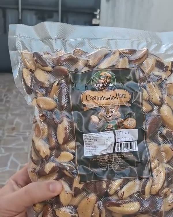 Pacote de castanha-do-pará Amazônia Perin 1kg, embalado a vácuo, na mão